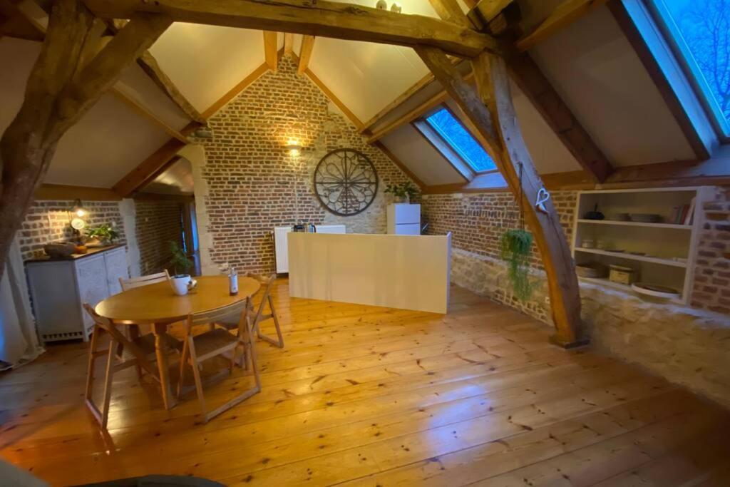 Charmant Appartement Dans Une Ancienne Ferme นิเวลส์ ภายนอก รูปภาพ