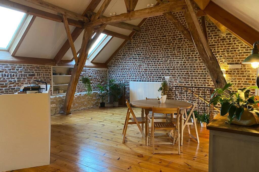 Charmant Appartement Dans Une Ancienne Ferme นิเวลส์ ภายนอก รูปภาพ
