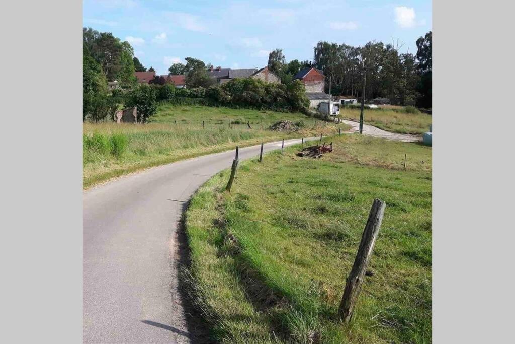 Charmant Appartement Dans Une Ancienne Ferme นิเวลส์ ภายนอก รูปภาพ
